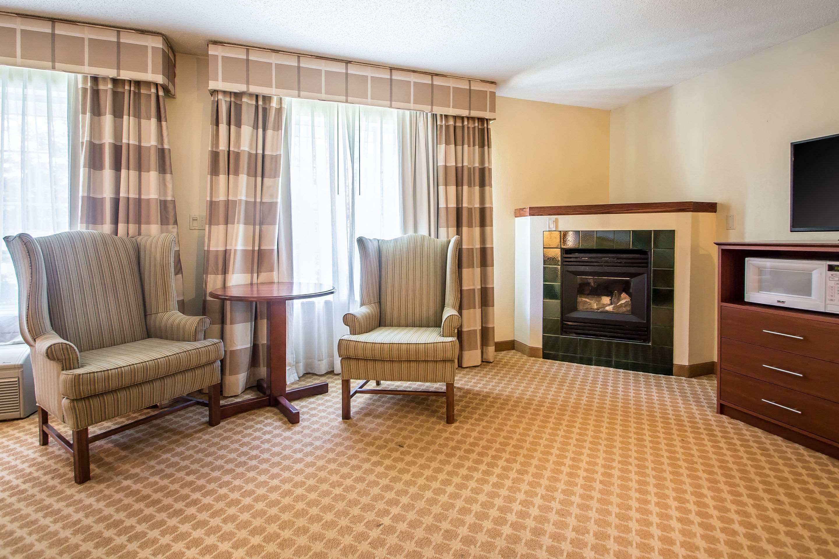 desk, iron/ironing board, cots/infant beds, rollaway beds