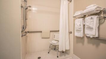 Habitación, 2 camas Queen size, con acceso para personas discapacitadas, para no fumadores | Escritorio, tabla de planchar con plancha, cunas y camas extra