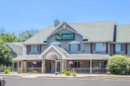 Front of property. Quality Inn & Suites East Troy I-43