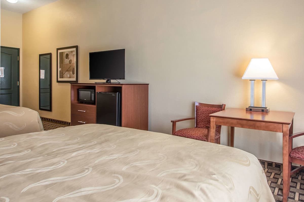 Standardrum - 2 queensize-sängar - icke-rökare | Skrivbord, strykjärn/strykbräda, barnsängar och extrasängar