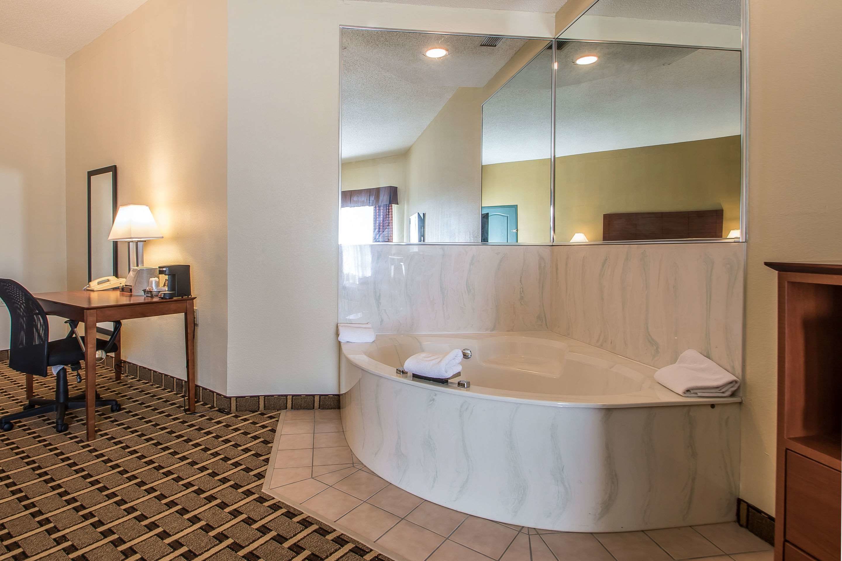 suite, 1 king bed with sofa bed, non smoking, jetted tub | bathroom | hair dryer, towels, soap, shampoo