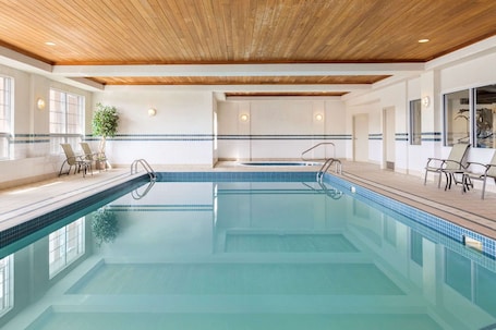 Indoor pool. Country Inn & Suites by Radisson, Calgary-Northeast