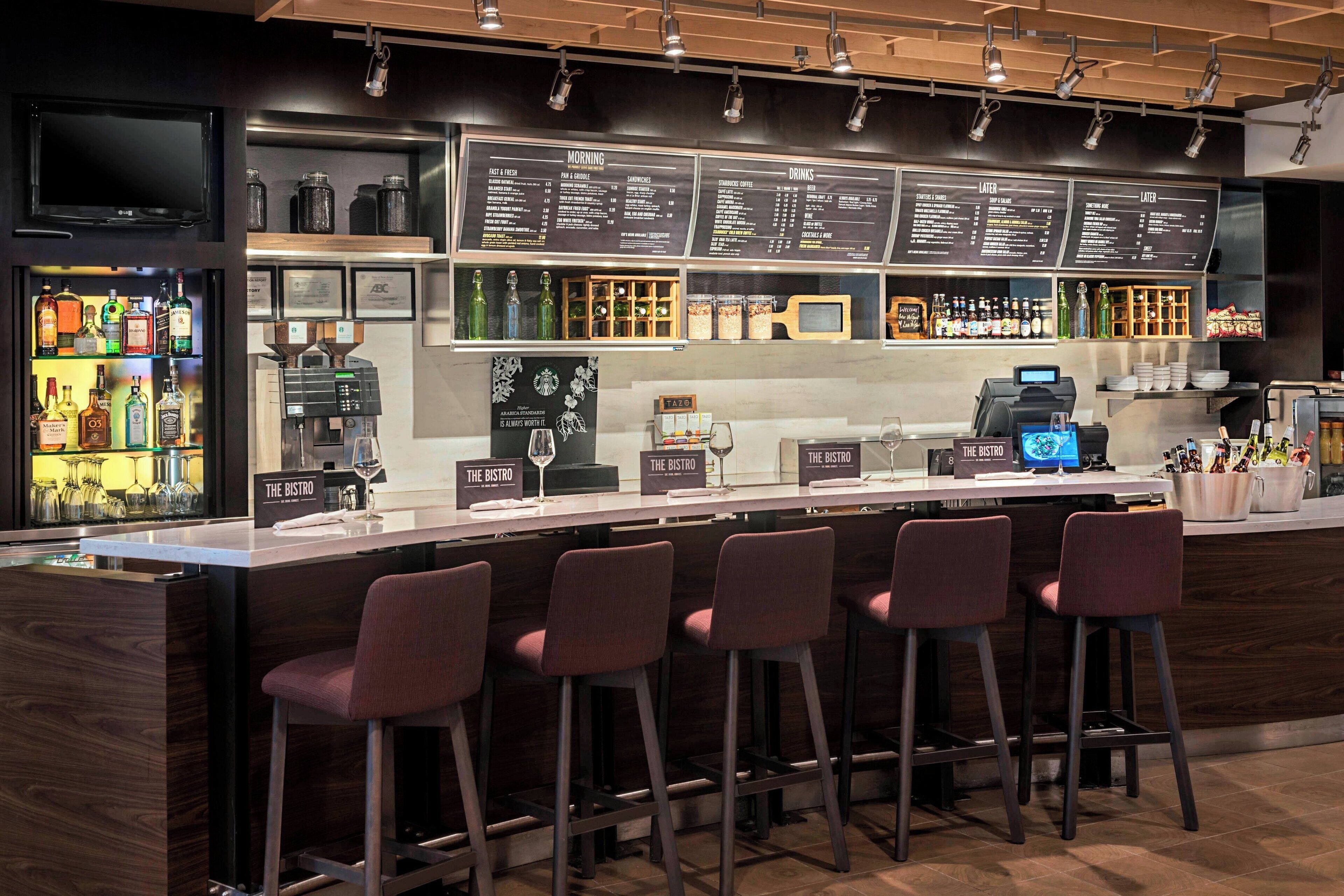 朝食、ディナーに営業