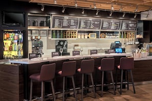 Petit déjeuner et dîner servis sur place