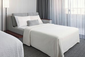 Individually decorated, individually furnished, desk, laptop workspace - Courtyard by Marriott Farmington (Farmington)