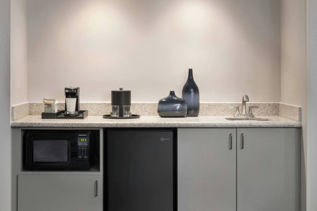 suite, 1 king bed, non smoking | bar (on property)