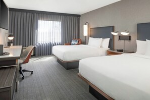 Trang trí khác biệt, trang bị nội thất với thiết kế riêng biệt, bàn