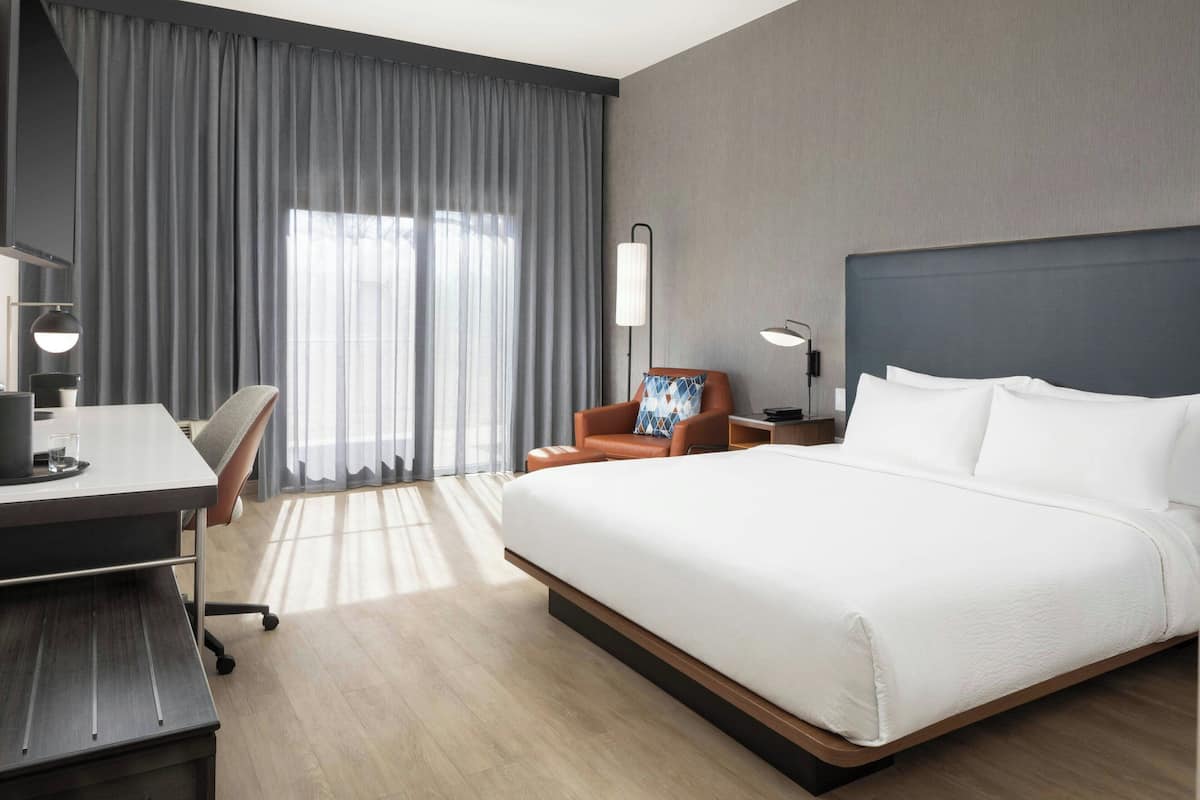 room, 1 king bed, non smoking | individually decorated, individually furnished, desk, laptop workspace