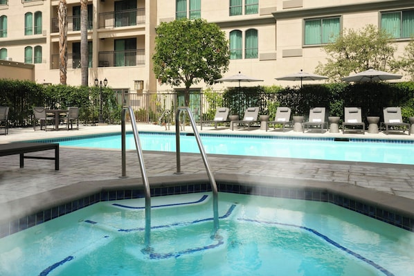 Piscina externa, guarda-sóis, espreguiçadeiras