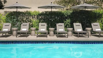 Piscina externa, guarda-sóis, espreguiçadeiras