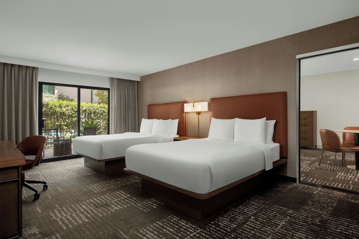 Room, 2 Katil Ratu (Queen) | Peralatan tempat tidur premium, gebar bulu kapas, meja 