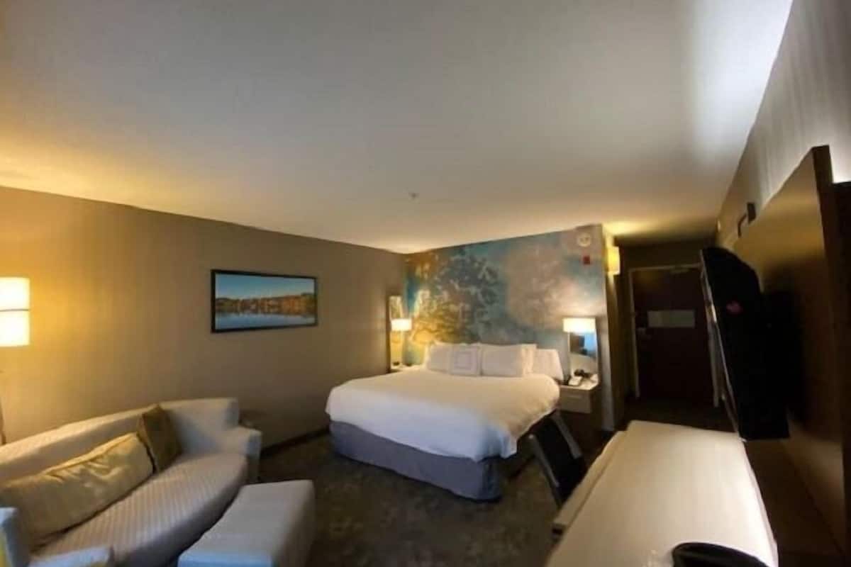 1 bedroom, premium bedding, down duvets, desk