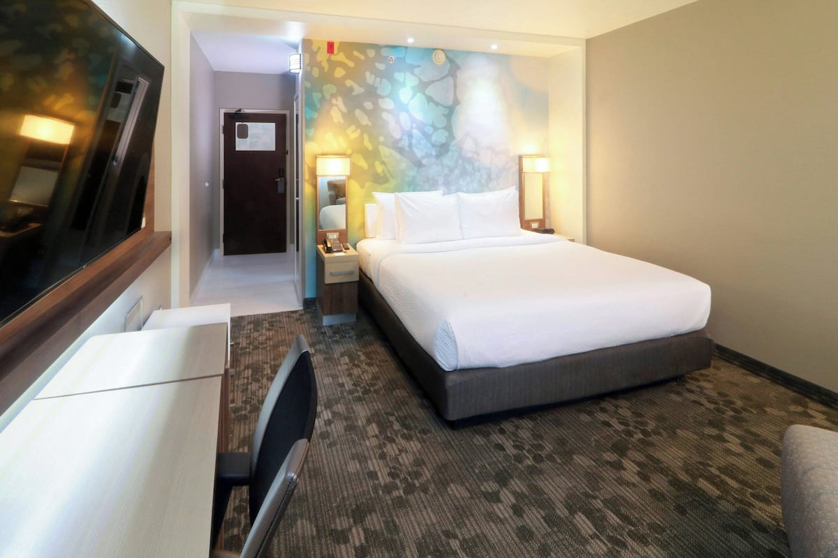Room, 1 King Bed | In-room safe, desk, blackout drapes, iron/ironing board