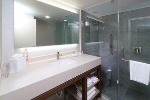Habitación, 1 cama de matrimonio grande con sofá cama | Caja fuerte, escritorio, cortinas opacas y tabla de planchar con plancha