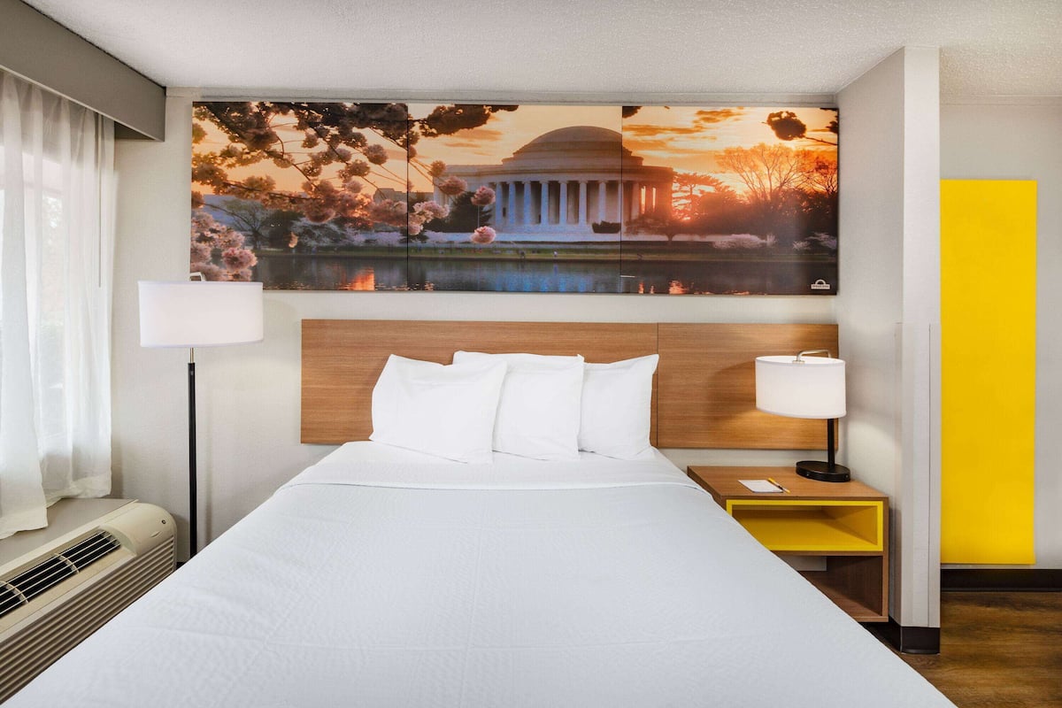 Standard Room, 1 King Bed, Accessible, Non Smoking