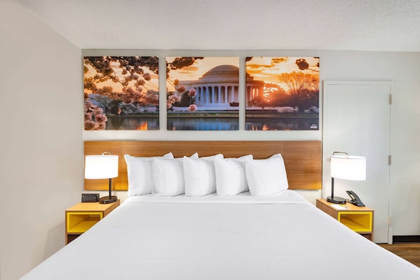 Caixa forta a l'habitació, escriptori i planxa i posts de planxar