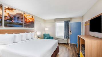 Standard Room, 1 King Bed, Smoking, Refrigerator & Microwave | In-room safe, desk, iron/ironing board, free cribs/infant beds