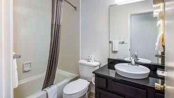 Combined shower/tub, towels