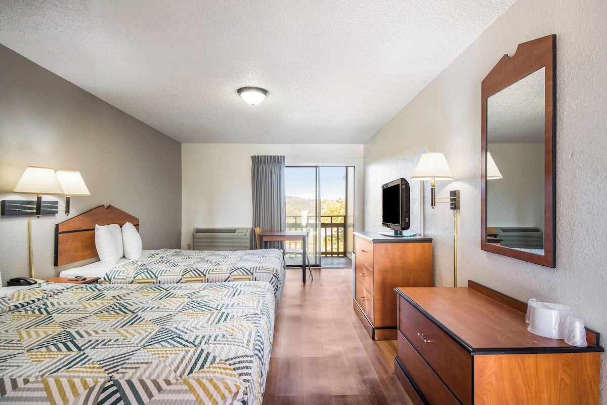 Laptop workspace, iron/ironing board, free WiFi, bed sheets