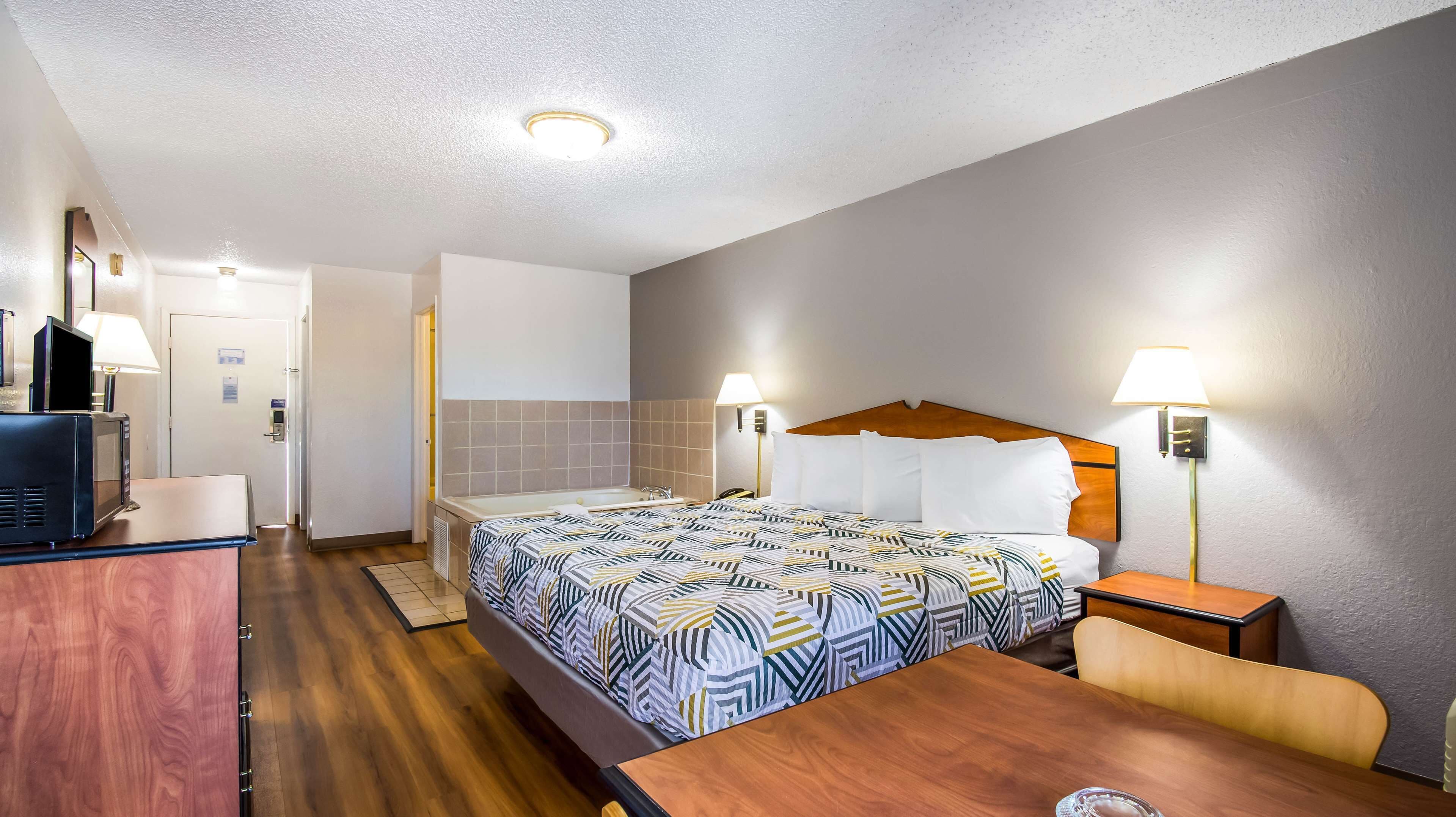 20 habitaciones y espacio para trabajar con laptop 