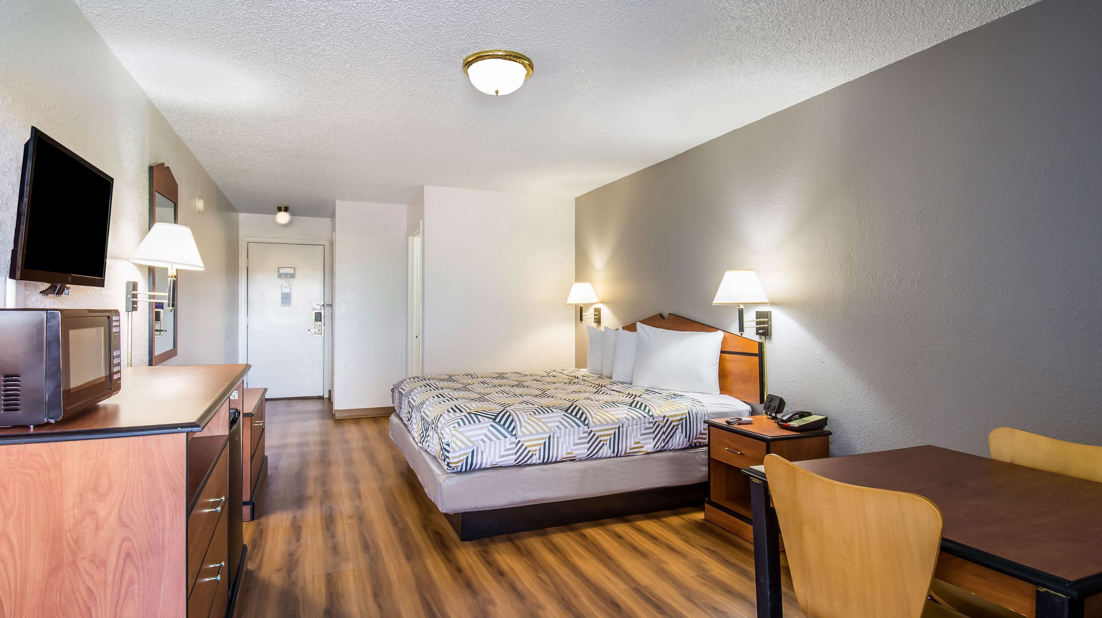 20 habitaciones y espacio para trabajar con laptop 