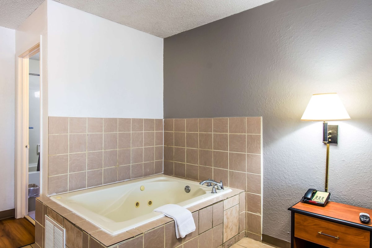 Deep-soaking bathtub