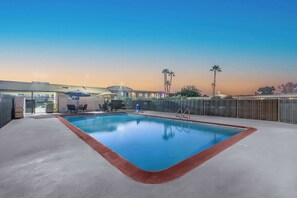 Una piscina al aire libre
