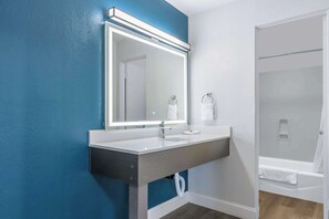Combined shower/bathtub, hair dryer, towels - Studio 6 Suites Madera, California - Yosemite (Madera)