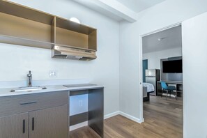 Standardzimmer, 1 King-Bett, Nichtraucher, Kochnische | Eigene Kochnische | Kühlschrank, Mikrowelle, Wasserkocher mit Kaffee-/Teezubehör