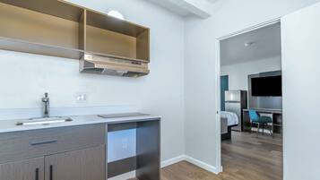 ثلاجة، ميكروويف، ماكينة لصنع القهوة/الشاي