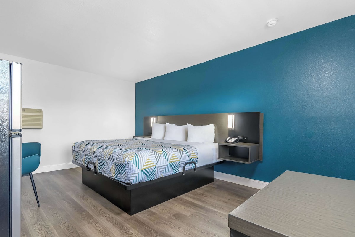 Standardzimmer, 1 King-Bett, Nichtraucher, Kühlschrank und Mikrowelle | Kostenloses WLAN