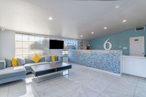Lobby - Studio 6 Suites Madera, California - Yosemite (Madera)