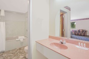 Combined shower/tub, free toiletries, towels - Days Inn by Wyndham Hardy (Hardy)