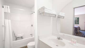 Kombinasi shower/bathtub, perlengkapan mandi gratis,  dan handuk