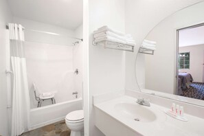 Combined shower/tub, free toiletries, towels