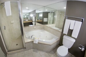 Habitación, 1 cama King size, torre | Baño | Tina, secadora de cabello, toallas 