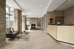 Lobby - Falls Hotel and Inn (Niagara Falls)