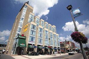 View from property - Falls Hotel and Inn (Niagara Falls)