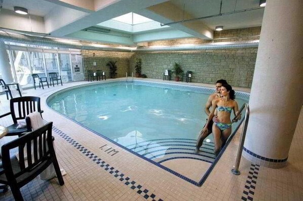 Indoor pool - Falls Hotel and Inn (Niagara Falls)