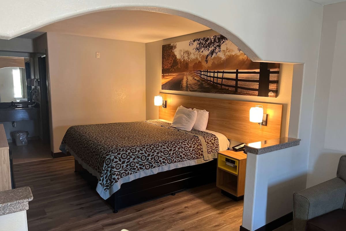Escritorio, tabla de planchar con plancha, wifi gratis y ropa de cama
