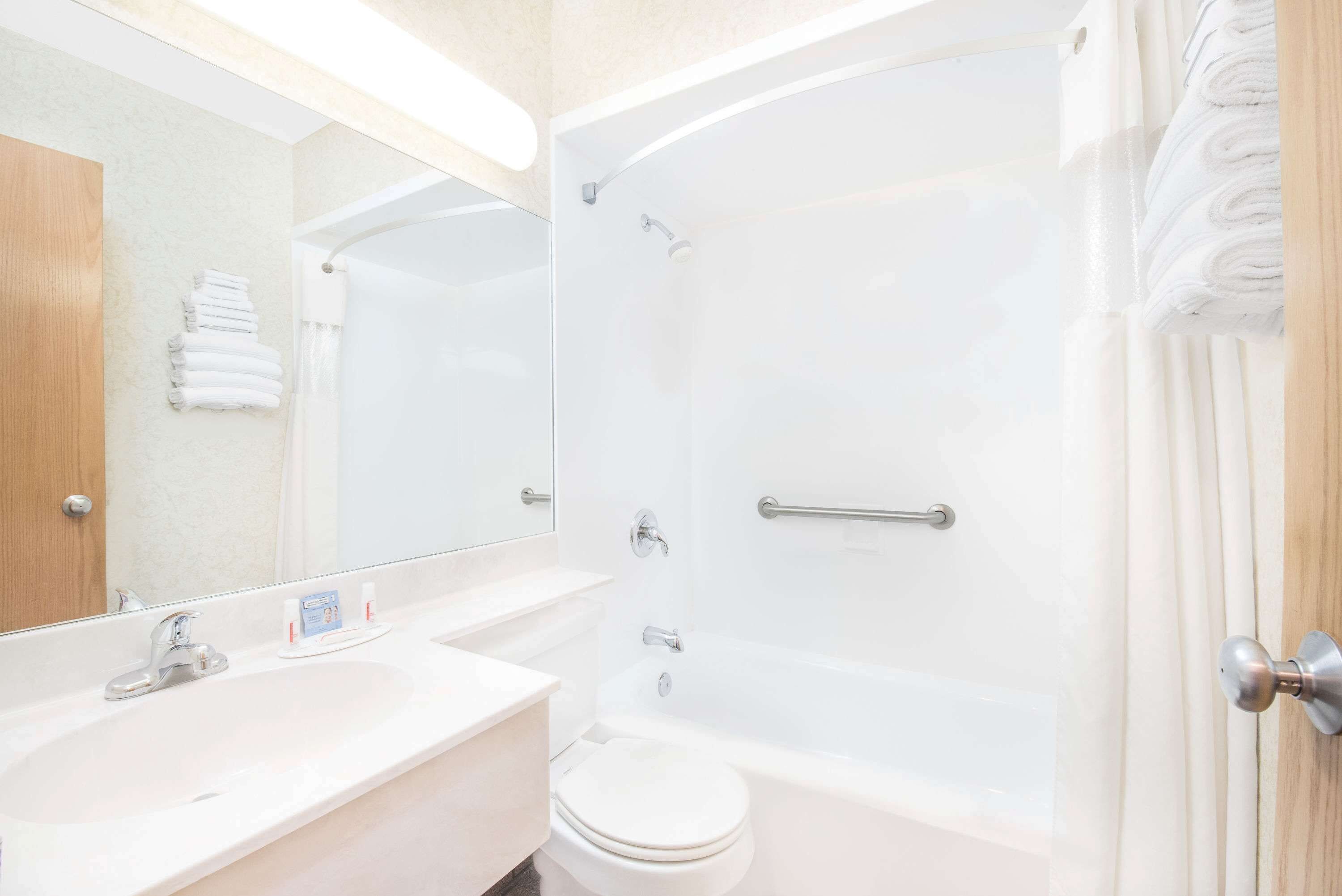 Combined shower/bathtub, free toiletries, hair dryer, towels