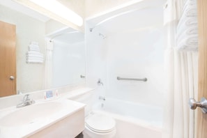 Ensemble baignoire-douche, articles de toilette (gratuits)