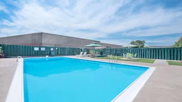 Una piscina al aire libre de temporada