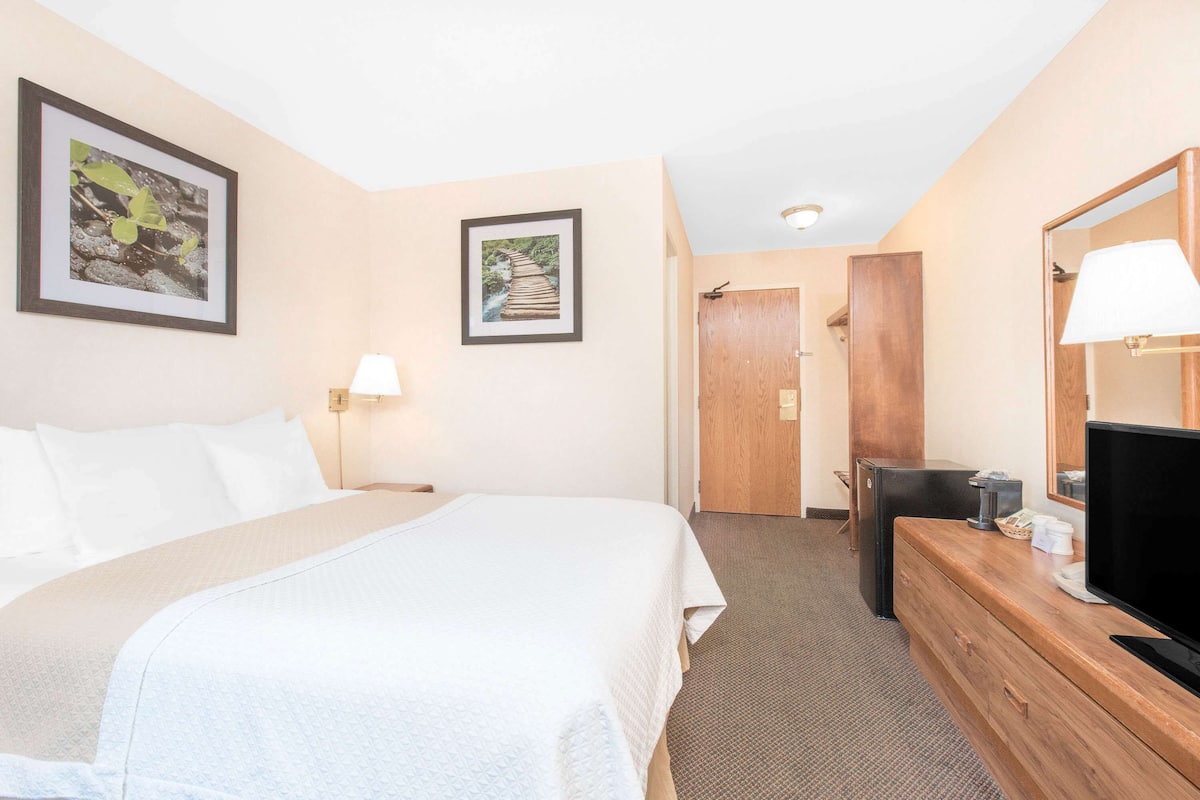 Standard Room, 1 Queen Bed | 1 bedroom, free WiFi, bed sheets
