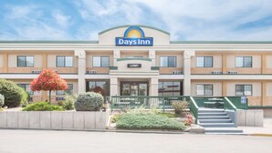 A Days Inn hotel with a lobby entrance, multiple floors, and a parking area.