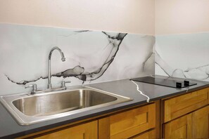 Chambre, 1 très grand lit, non-fumeur, cuisine | Bureau, accès au Wi-Fi (inclus), literie fournie