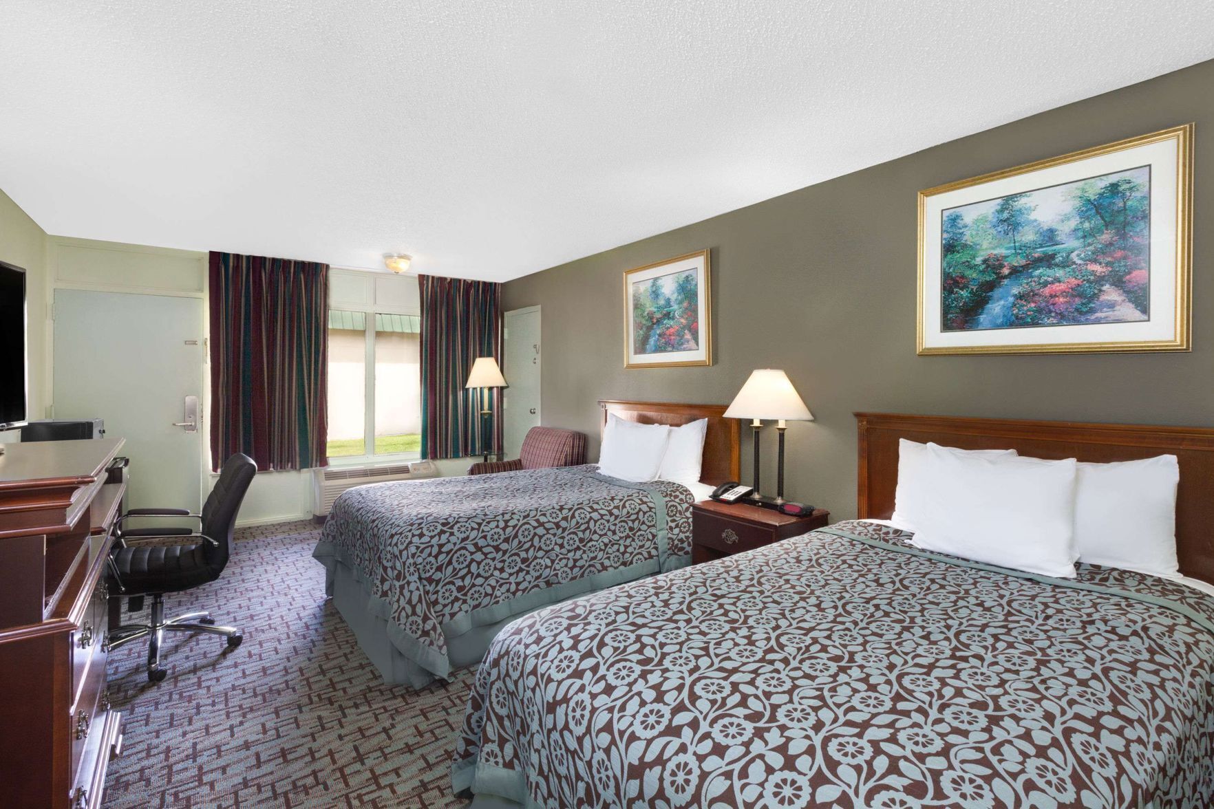 مكتب وتجهيزات عازلة للصوت وواي فاي مجانًا وملاءات أسرّة