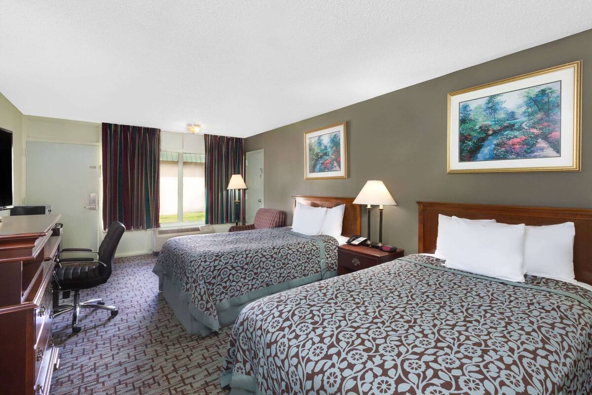 Desk, soundproofing, free WiFi, bed sheets