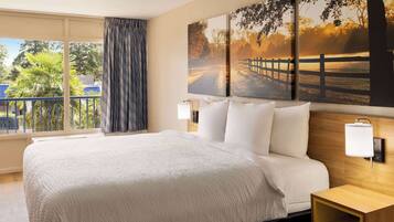 Een bureau, gratis wifi, beddengoed