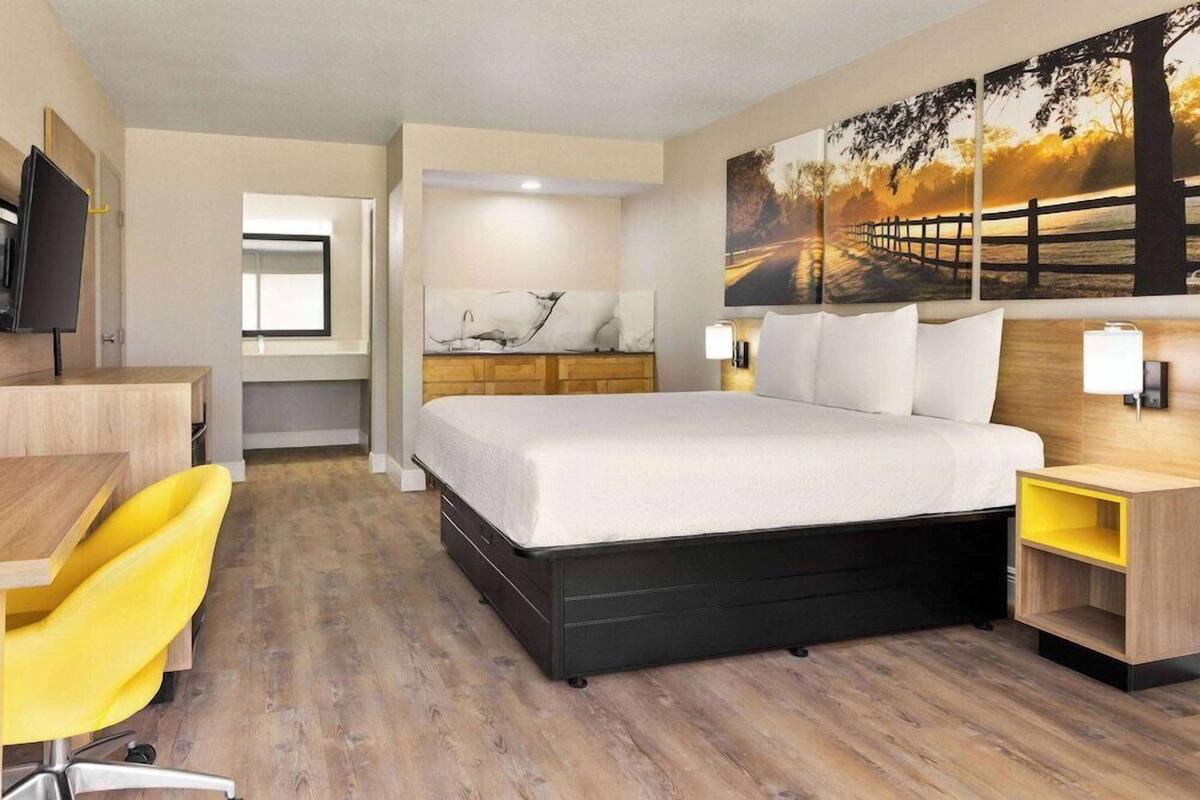 Desk, soundproofing, free WiFi, bed sheets
